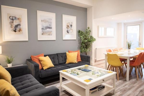 8 Bed, comfortably sleeps 10, 3 Bath house, 5 Mins Manchester Centre, Манчестер