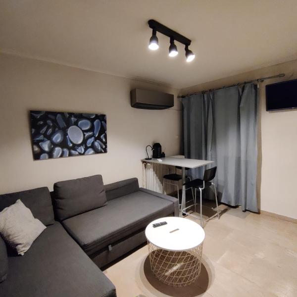 A la foto es mostra l'objecte Theo's loft situat a la ciutat de Atenes.