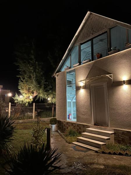 Na foto é possível ver o objeto White Villa localizado na cidade de Baks-Rrjoll.