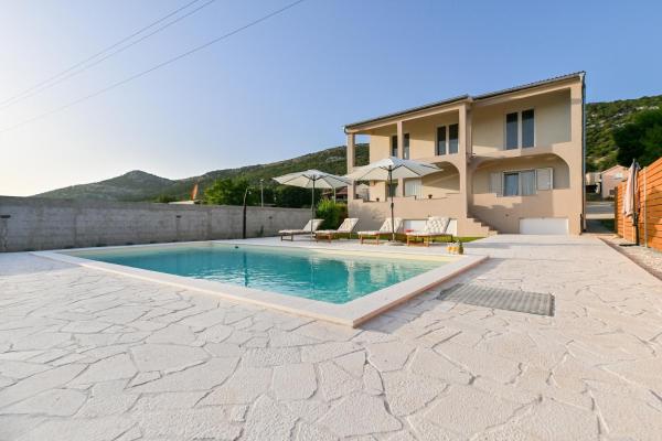 Na zdjęciu widoczny jest obiekt Family friendly house with a swimming pool Vrana, Biograd - 21828 położony w mieście Pakoštane.