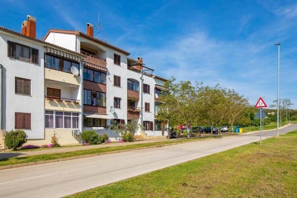 Na fotografii je vidět objekt Apartments with a parking space Vrsar, Porec - 21897 nacházející se ve městě Vrsar.