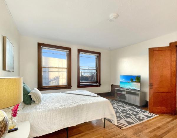 Na fotografii je vidět objekt 1 Bed Apt On Grand - Walk To 3 Breweries! nacházející se ve městě Des Moines.