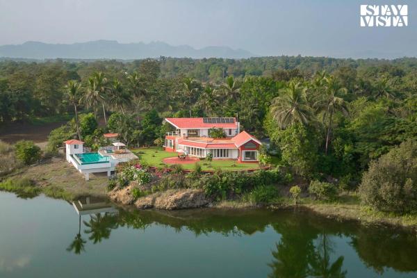A la foto es mostra l'objecte StayVista's Waterway Retreat - Lakeside Oasis with Infinity Pool situat a la ciutat de Gorhe.