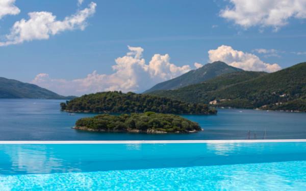 På billedet ses objektet Onorama Villas beliggende i byen Nydri.