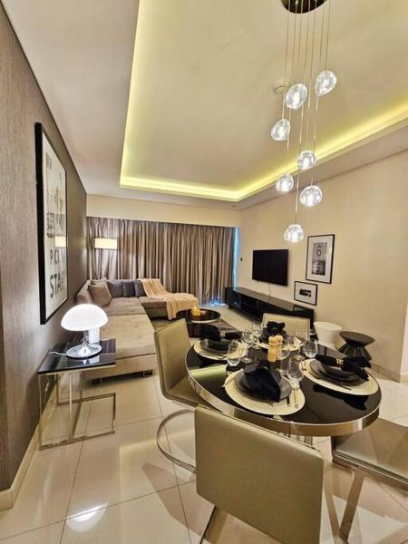 Luxury Apt Paramount Tower 2BR Apt D582, Dubai