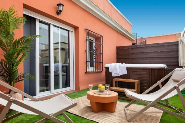 Suites Maestranza Santas Patronas - Penthouse with jacuzzi and parking, Seville