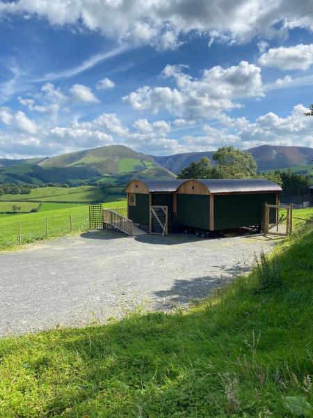 Na fotografii je vidět objekt Hafan y Mynydd - Mobility adapted double shepherd hut nacházející se ve městě Machynlleth.