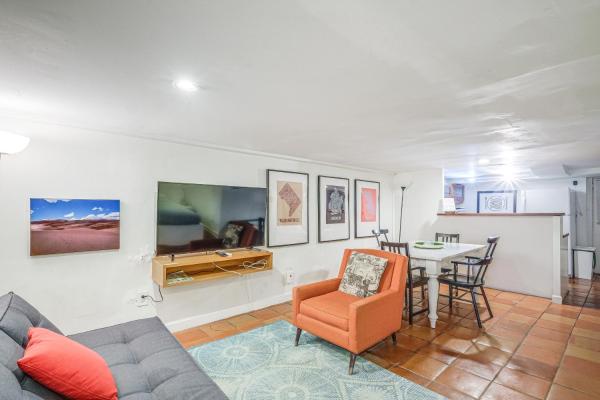 A la foto es mostra l'objecte DC Apartment 2 Mi to National Mall! situat a la ciutat de Washington.