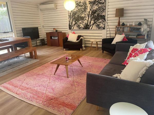 A la foto es mostra l'objecte Lorne Groovy Ocean View Log House, Pet Friendly, FREE WIFI wine & chocolates kangaroos in the evening situat a la ciutat de Lorne.