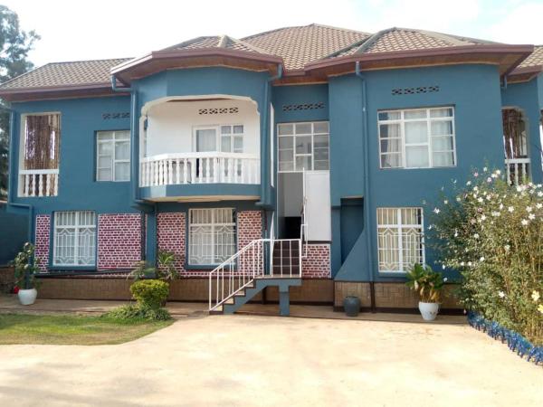 House - Sleeps 12 - Garden - Parking - Pets Ok, Kigali
