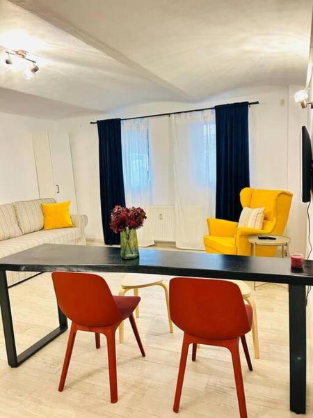 På billedet ses objektet Vibrant apartment #12lunipebega beliggende i byen Timişoara.