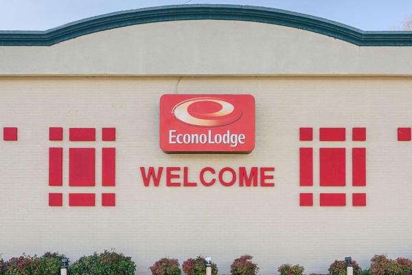 Na fotografii je vidět objekt Econo Lodge Martinsville nacházející se ve městě Martinsville.