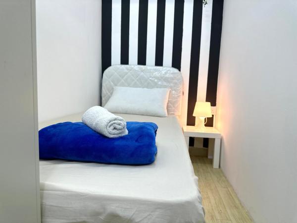 A la foto es mostra l'objecte Striped Partition Room in Barsha 1 Near Mall of the Emirates situat a la ciutat de Dubai.
