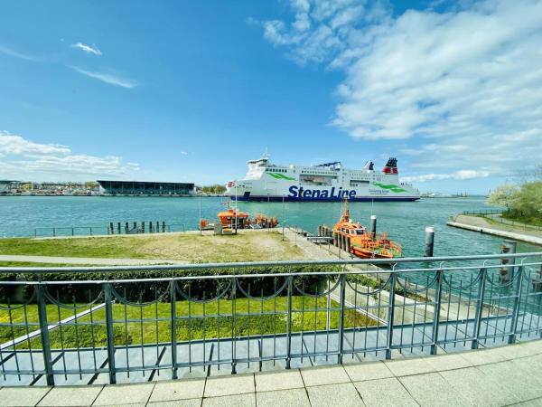 A la foto es mostra l'objecte Lotsenhaus/Meeresbrise situat a la ciutat de Warnemünde.
