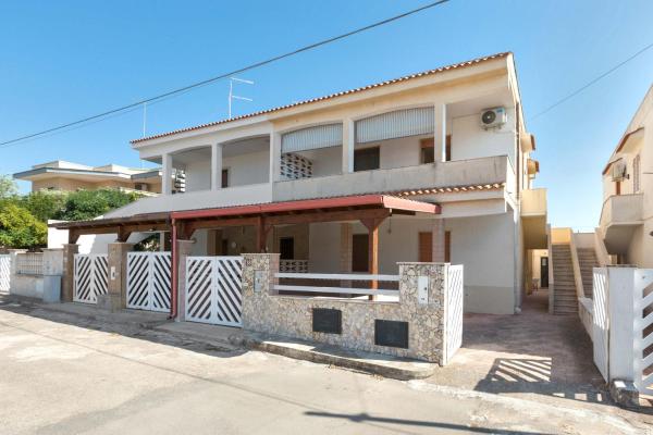 A la foto es mostra l'objecte Casa Iro by BarbarHouse situat a la ciutat de Torre Lapillo.