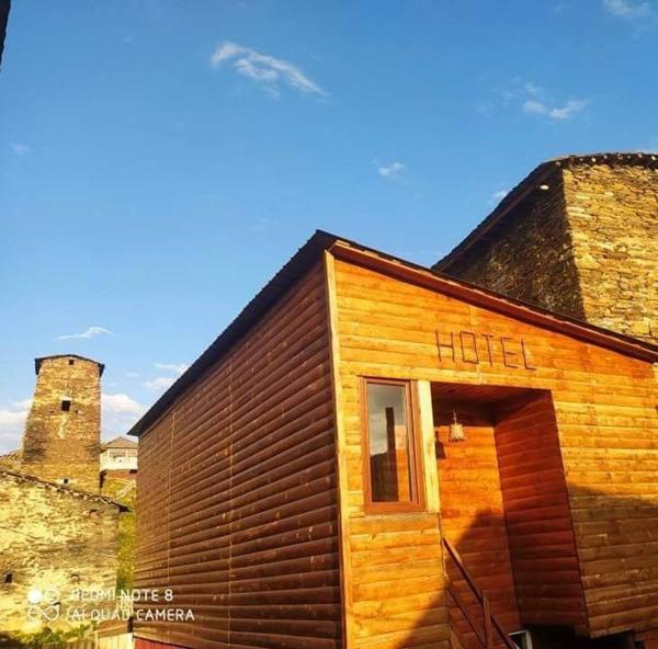 A la foto es mostra l'objecte Guesthouse Luka situat a la ciutat de Ushguli.