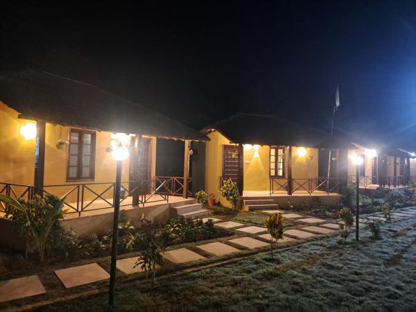 写真にはPūranpur市にあるGolden hut resortが写っています。