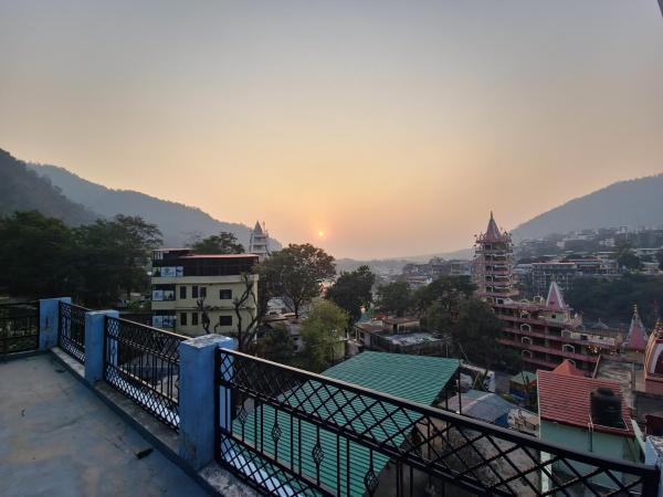 På billedet ses objektet Karwaan Homestay beliggende i byen Rishikesh.