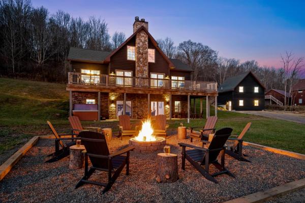 Na fotografii je vidět objekt New & Stunning Chalet! Reno'd, Hot-Tub, Barrel Sauna, Slope Views, Fire Pit nacházející se ve městě Machias.