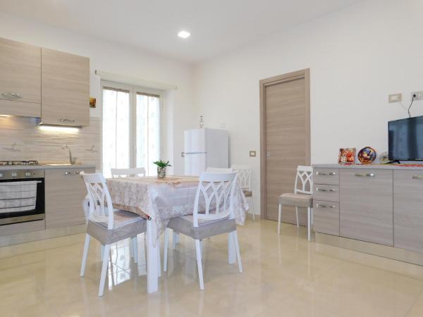 Na zdjęciu widoczny jest obiekt Cariteo Home położony w mieście Neapol.