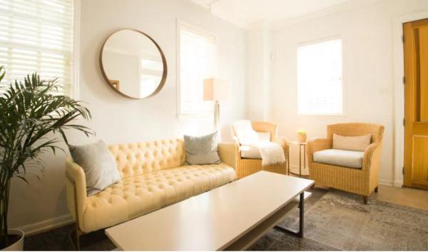 La photo montre l'objet Stylish Downtown Cottage - Prime Historic Location situé dans la ville de Marsh Harbor.