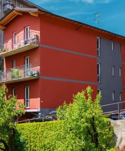 Στη φωτογραφία φαίνεται το αντικείμενο The Orange Housing in Como που βρίσκεται στην πόλη Κόμο.