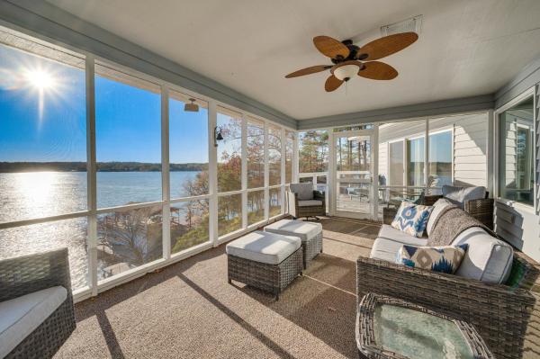 A la foto es mostra l'objecte Waterfront Lake Tillery Home with Incredible Views! situat a la ciutat de Troy.