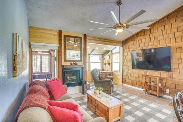 A la foto es mostra l'objecte Charming Brian Head Condo Rental with Ski Shuttle! situat a la ciutat de Brian Head.