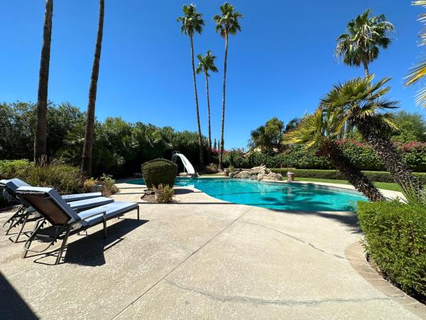 写真にはフェニックス市にあるParadise in Scottsdale with Pool Oasis & Game Roomが写っています。
