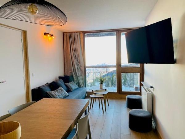 A la foto es mostra l'objecte Appartement 3 pièces rénové, face Mont-Blanc, ski aux pieds, balcon, proche centre station - FR-1-346-529 situat a la ciutat de Arc 2000.