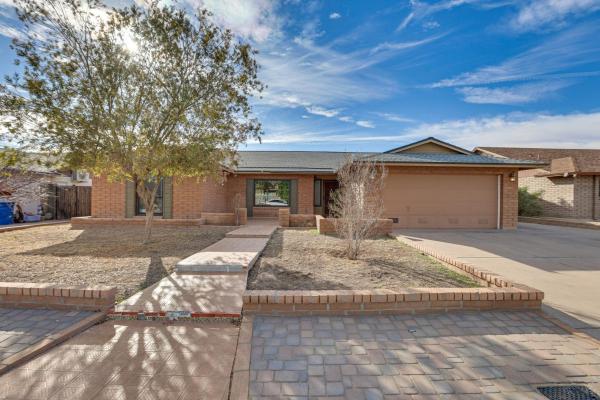 写真にはテンピ市にあるPrivate Pool and Yard Pet-Friendly Tempe Getaway!が写っています。