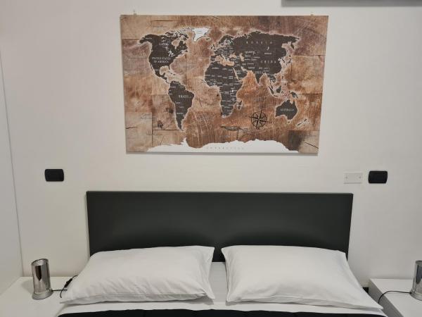 写真にはアルゲーロ市にあるMonti Guest House Algheroが写っています。