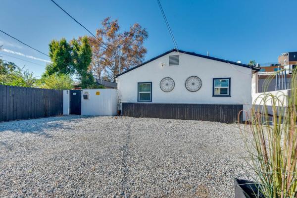 Na fotografii je vidět objekt Van Nuys Abode with Patio, 7 Mi to Universal Studios nacházející se ve městě Van Nuys.