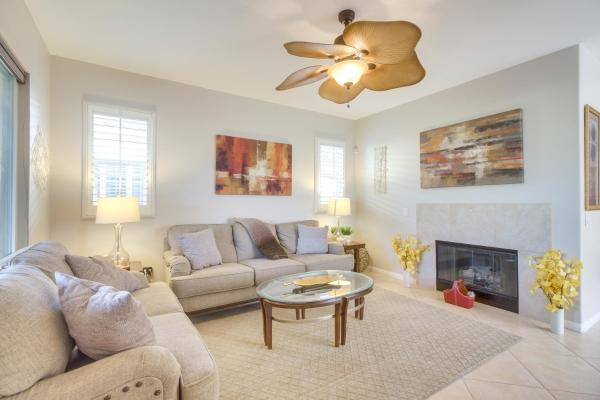 På bildet vises objektet 2 Mi to Empire Polo Club: Indio Home w/ Fireplace! som ligger i byen Indio.