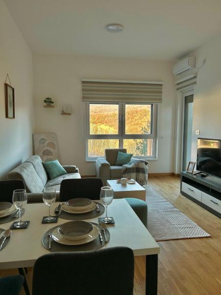Na fotografii je vidět objekt Apartman Hera nacházející se ve městě Zmajevac.