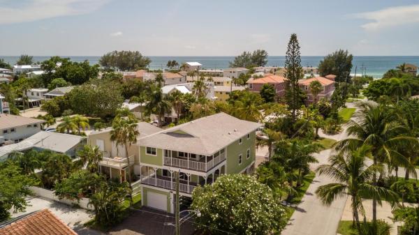 A la foto es mostra l'objecte Bliss & Tonic Up situat a la ciutat de Bradenton Beach.