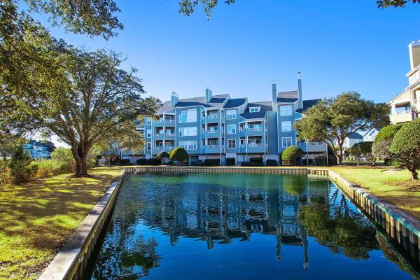 A la foto es mostra l'objecte Canalfront, Community Pool, Tennis courts and MORE! PC431, Above the Wake situat a la ciutat de Roanoke Island.