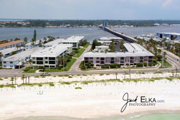 A la foto es mostra l'objecte Bridgeport Condo 101 situat a la ciutat de Bradenton Beach.