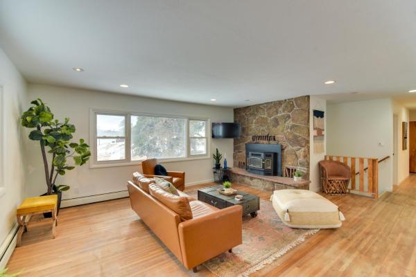 A la foto es mostra l'objecte 6 Mi to Staunton State Park Conifer Home with Deck situat a la ciutat de Pine.