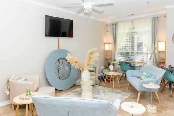A la foto es mostra l'objecte Beach Home w Peloton & Pool & Billiards situat a la ciutat de Raleigh.