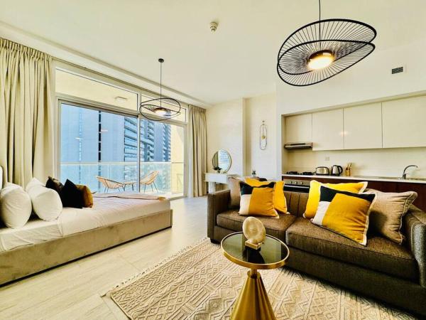 På billedet ses objektet Chic Apt Hameni Tower, JVC Bright with Pool View beliggende i byen Dubai.