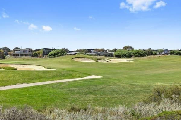 A la foto es mostra l'objecte The Fairway Club 8 situat a la ciutat de Breamlea.