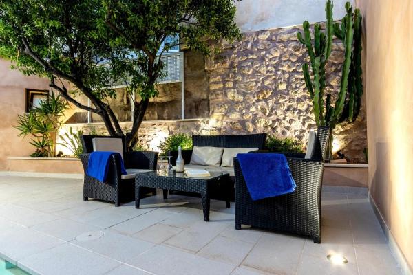 写真にはポリェンサ市にあるHistoric Pollensa Townhouse Casa Roca Horta 4 Bedrooms Sun Terrace Town & Mountain Viewsが写っています。