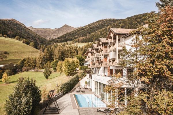 Na zdjęciu widoczny jest obiekt Hotel & Spa Sonnenparadies by Falkensteiner położony w mieście Terento.