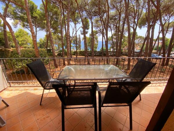 På billedet ses objektet Apartamento bien ubicado vista a los pinos y al mar beliggende i byen Sant Antoni de Calonge.