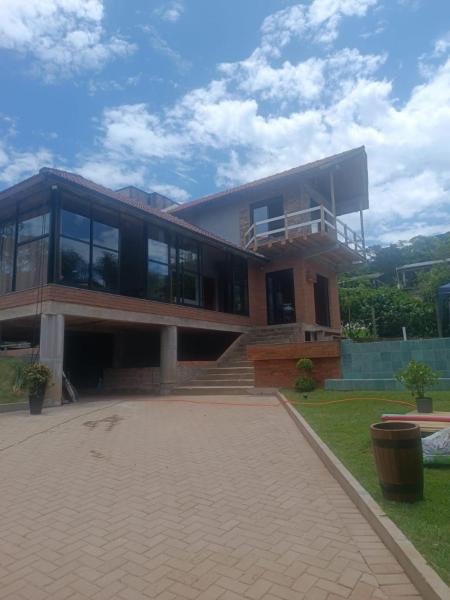 A la foto es mostra l'objecte Casa com piscina em Torres situat a la ciutat de Torres.