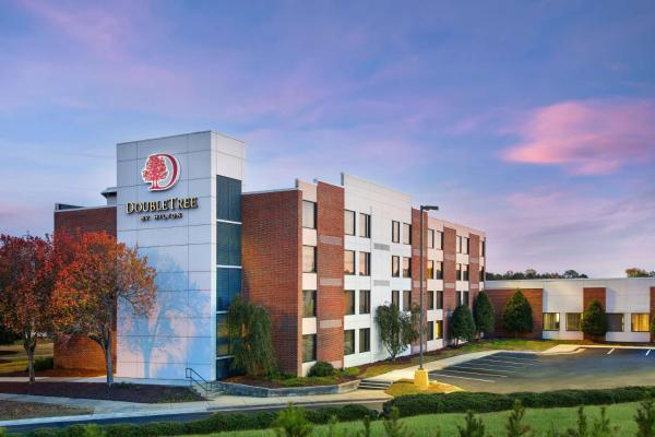 Na fotografii je vidět objekt DoubleTree by Hilton Rocky Mount nacházející se ve městě Rocky Mount.