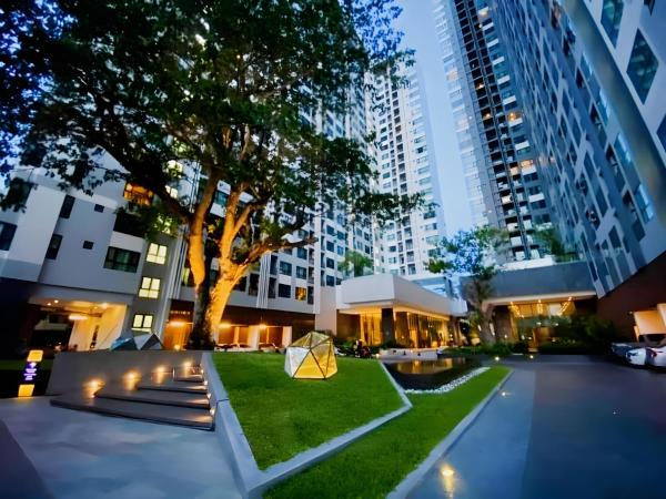 På billedet ses objektet THE BASE apartments at central pattaya beliggende i byen Pattaya Central.