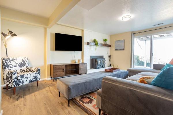 A la foto es mostra l'objecte Spacious 3BR Basement Apt near Airport, Work, Ski situat a la ciutat de Woods Cross.