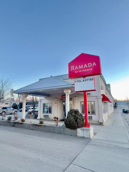 På bildet vises objektet Ramada by Wyndham som ligger i byen Quesnel.